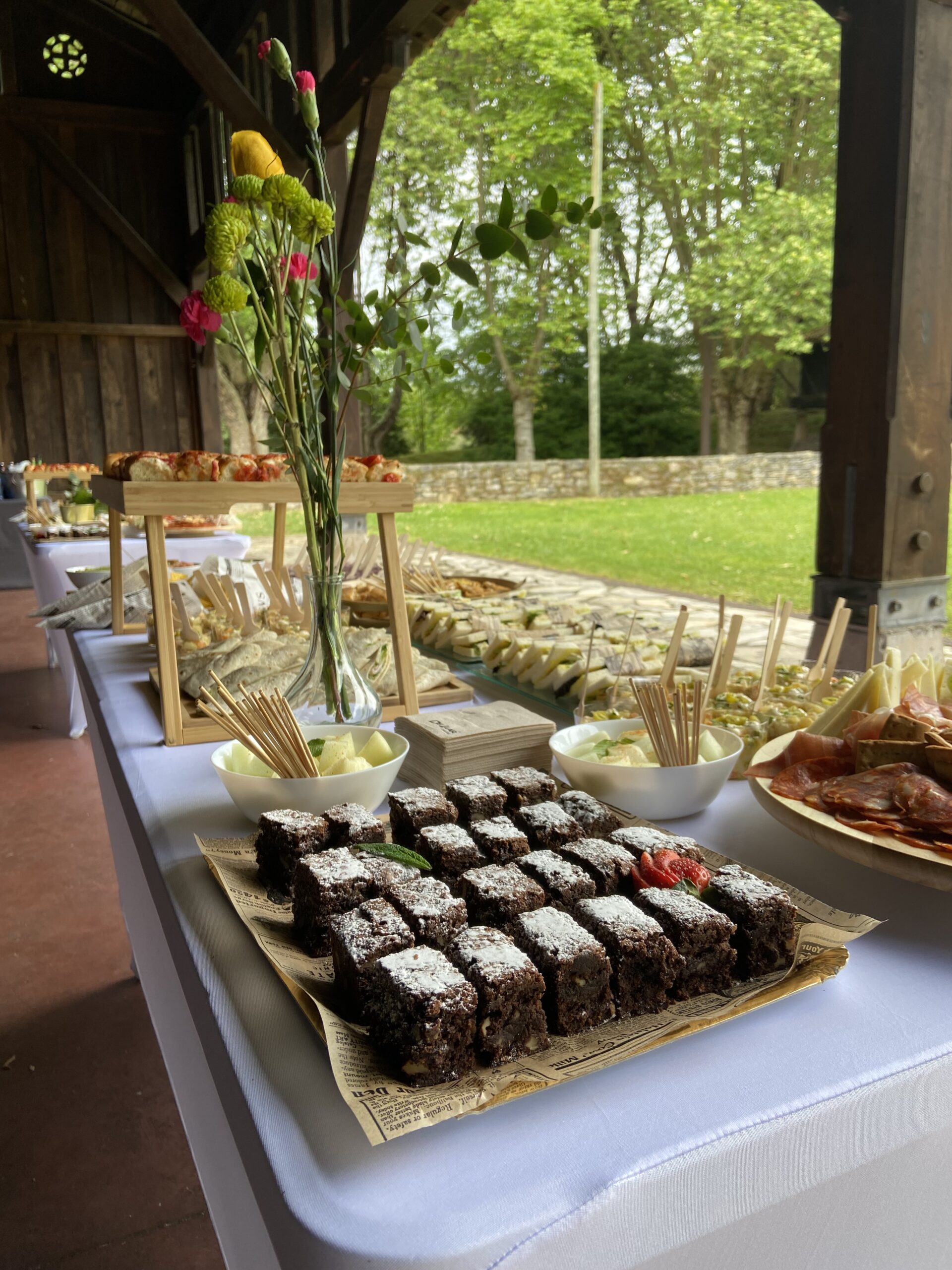 Servicio de catering al aire libre en Gijón organizado por Del Llar